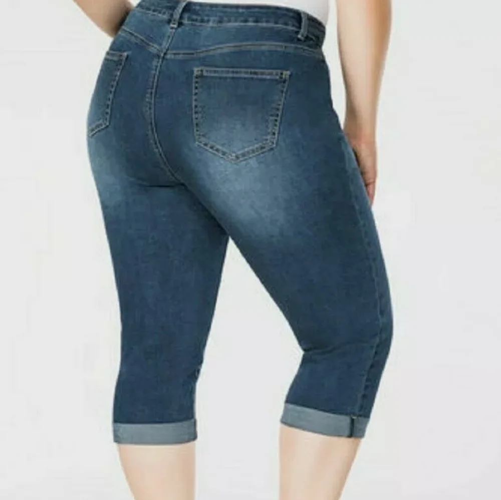 Ashley Stewart Rolled Cuff Denim Capris Size 32‎